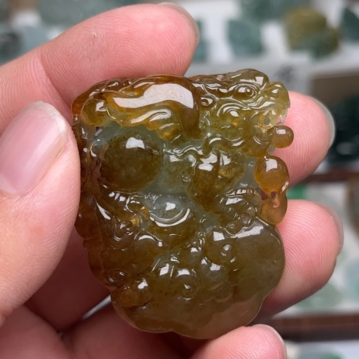 东***七颈饰未镶嵌翡翠飞天貔貅