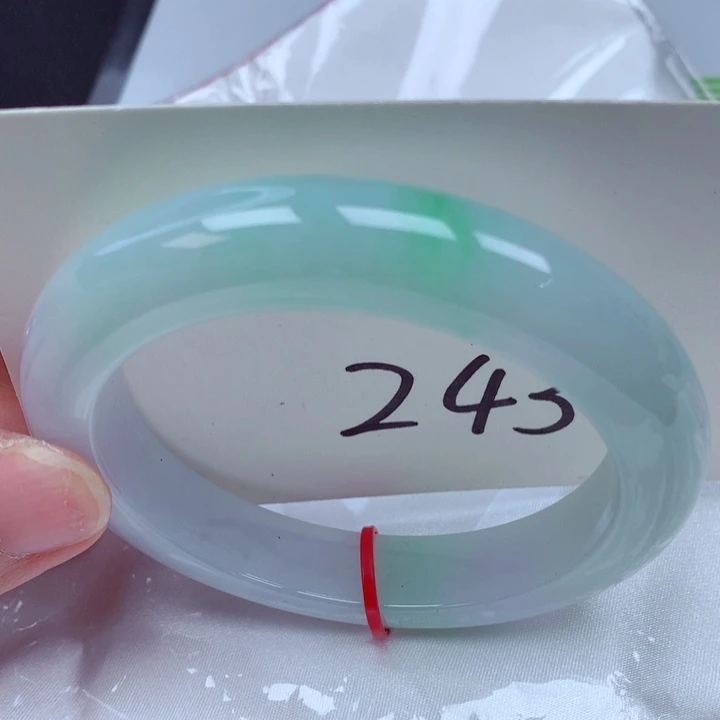 翡翠手镯未镶嵌翡翠