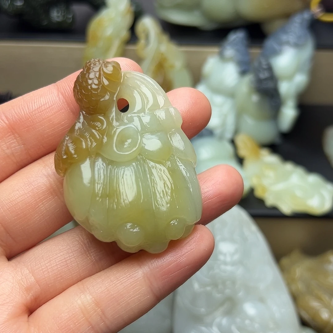 ~****和田玉未镶嵌挂件