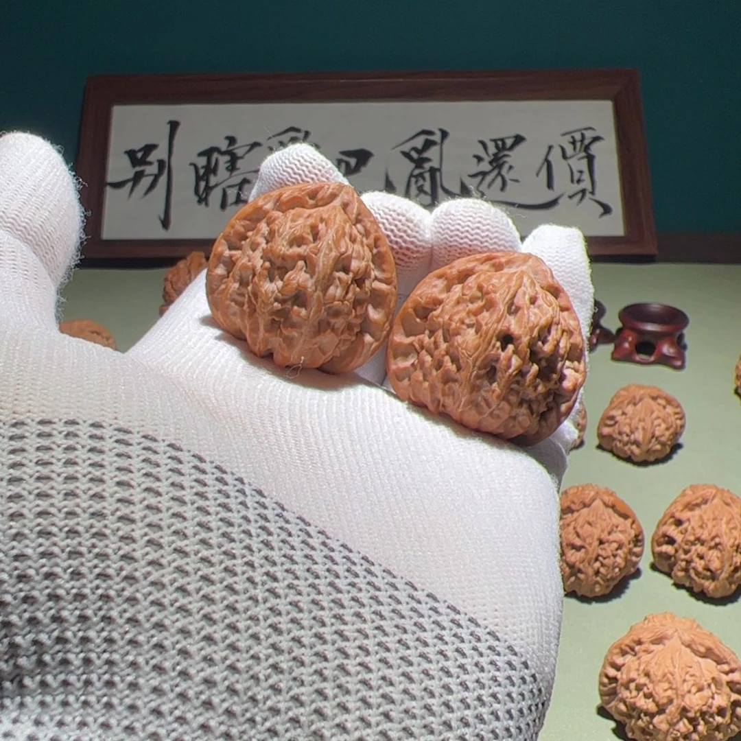 挖***聪文玩核桃把件36白狮子三角白（棱有金线）