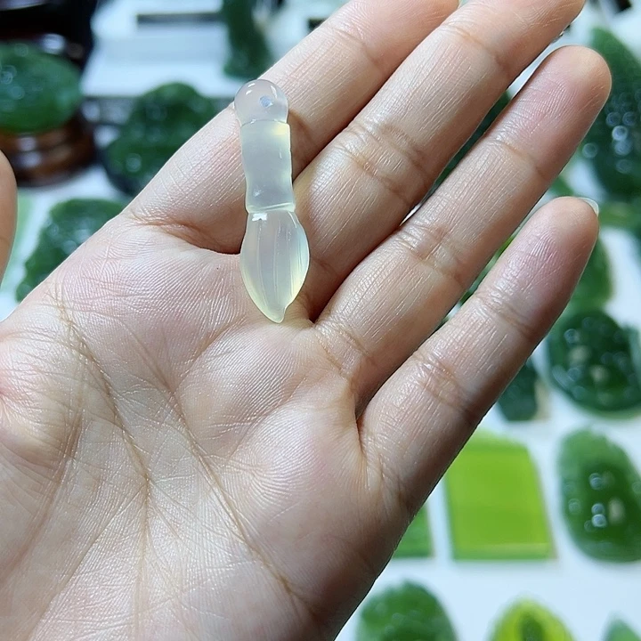 蛇纹石玉颈饰未镶嵌
