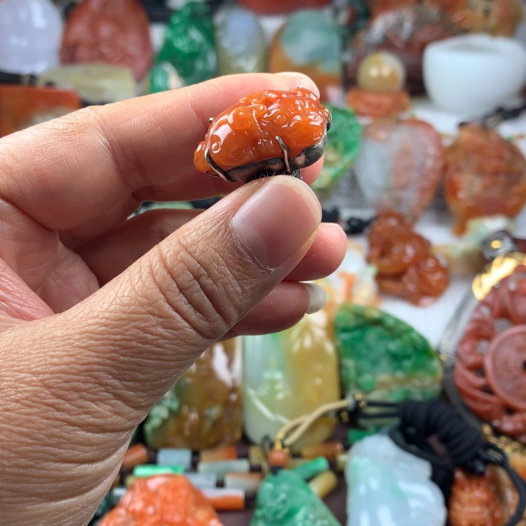 滕***飞翡翠未镶嵌颈饰戒指