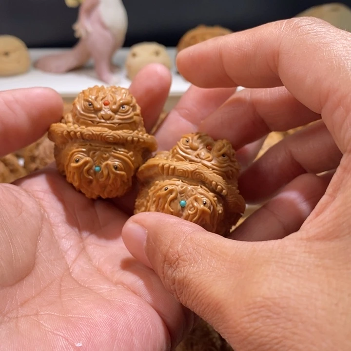 子***洋文玩核桃把件纯手工雕刻文玩核桃