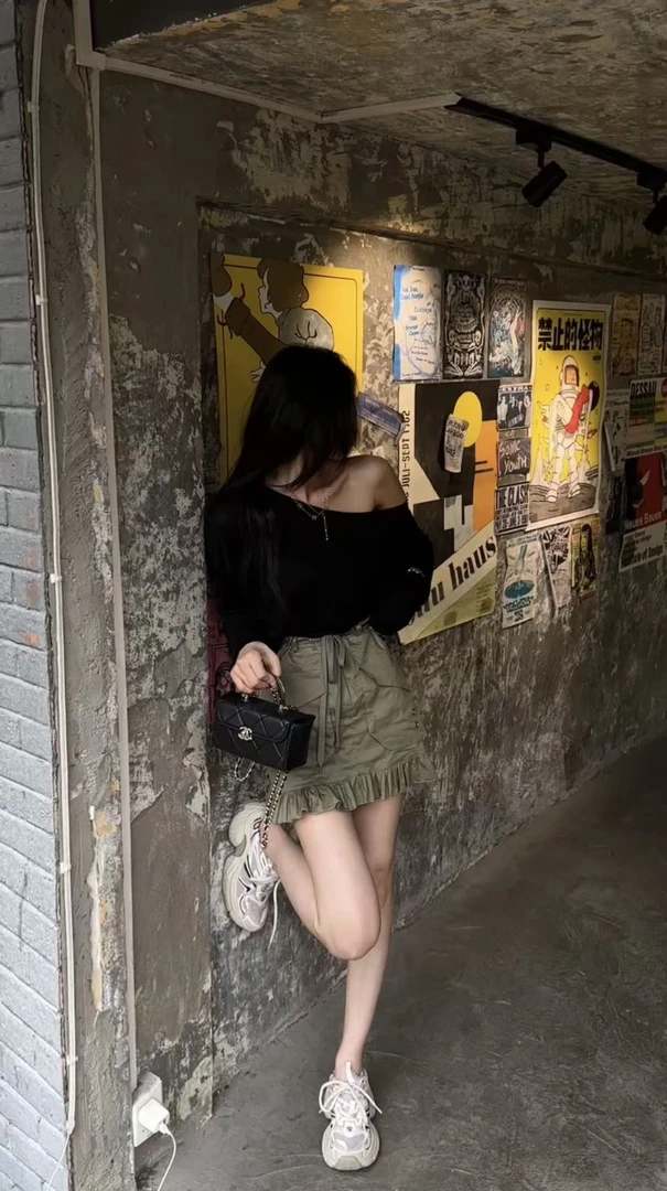 斜肩防晒上衣/军绿短裙