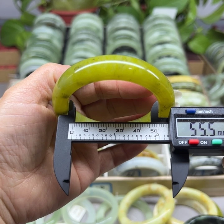 蛇纹石玉未镶嵌手镯72