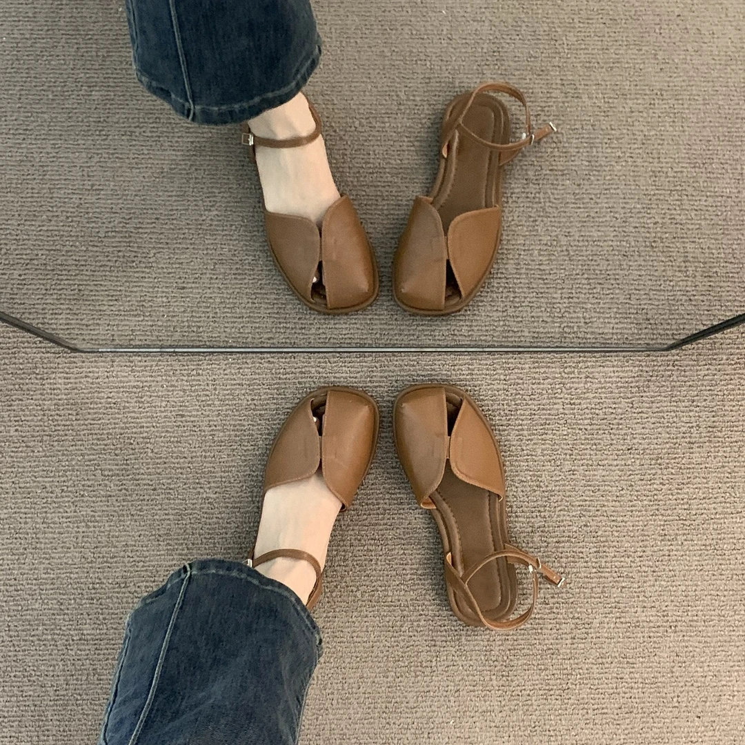 棕色包头旅游凉鞋女外穿2025粗跟低跟夏季仙女百搭罗马鞋