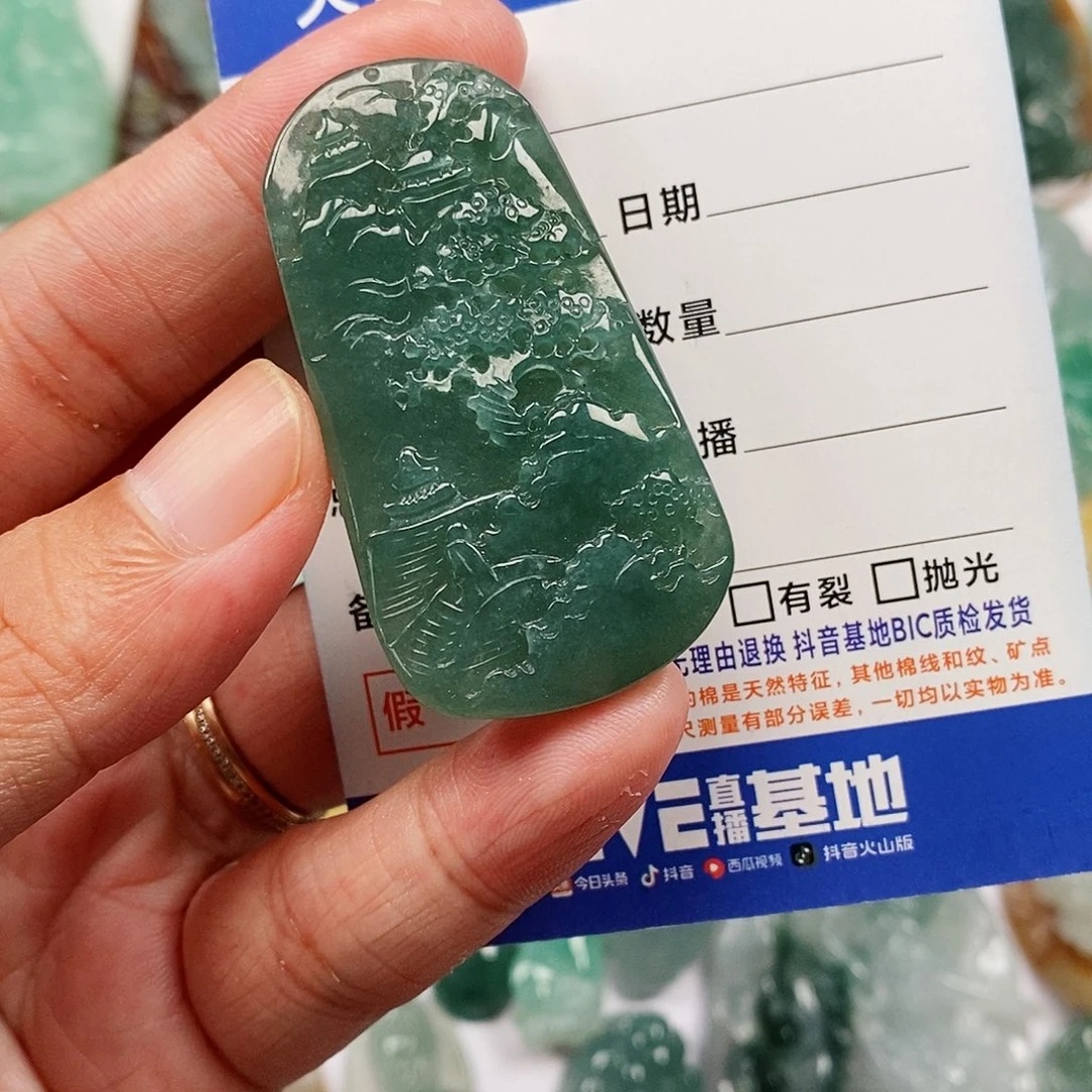 翡翠未镶嵌颈饰山水