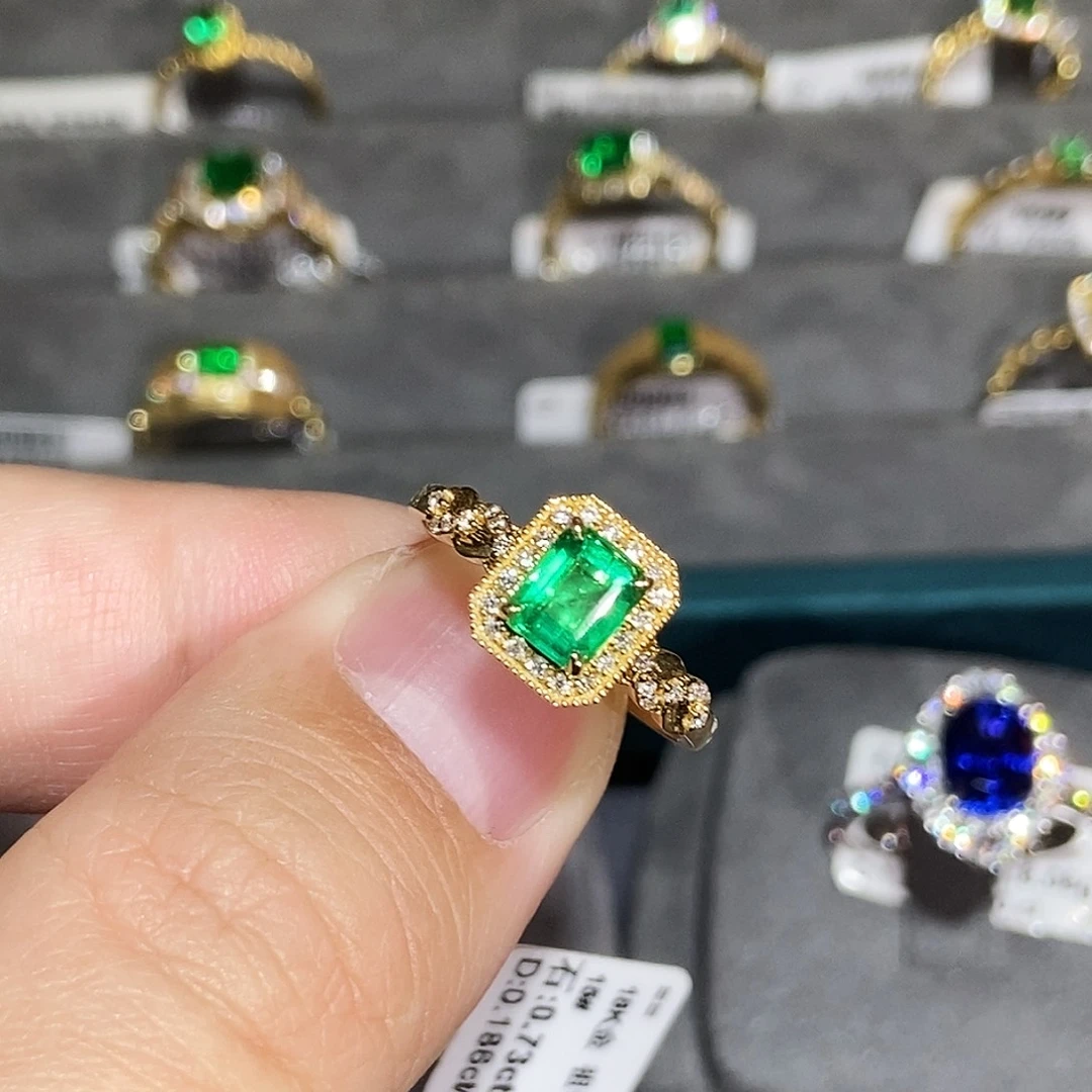 18K金镶嵌祖母绿戒指0.73克拉