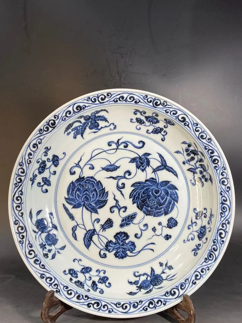 缠枝莲纹青花瓷盘