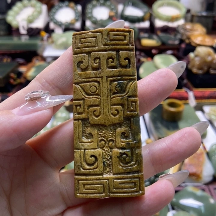 颈饰未镶嵌岫岩河磨玉（透闪石质玉）石**转