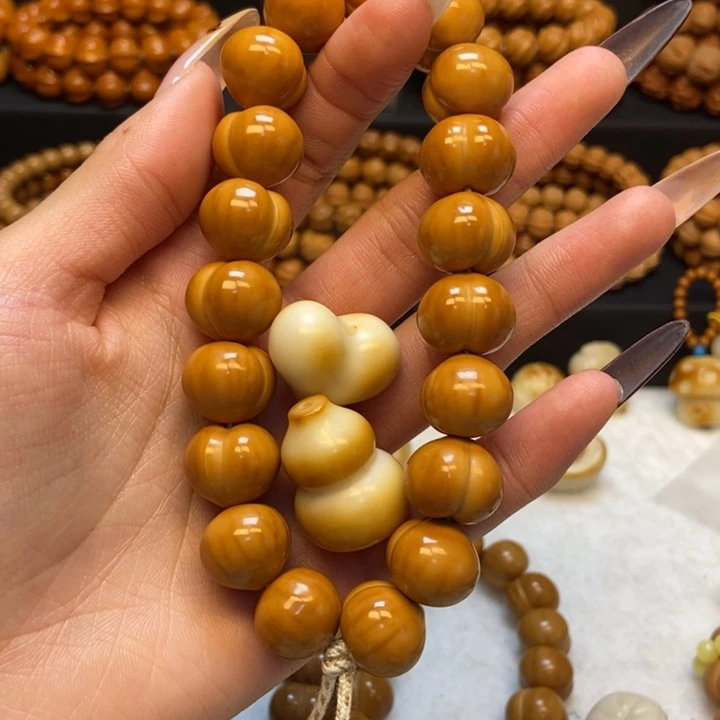 陈****微瑕反油屁桃+配饰