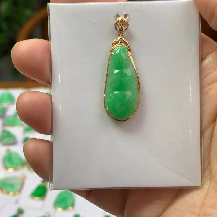 翡翠颈饰18K金镶嵌翡翠吊坠