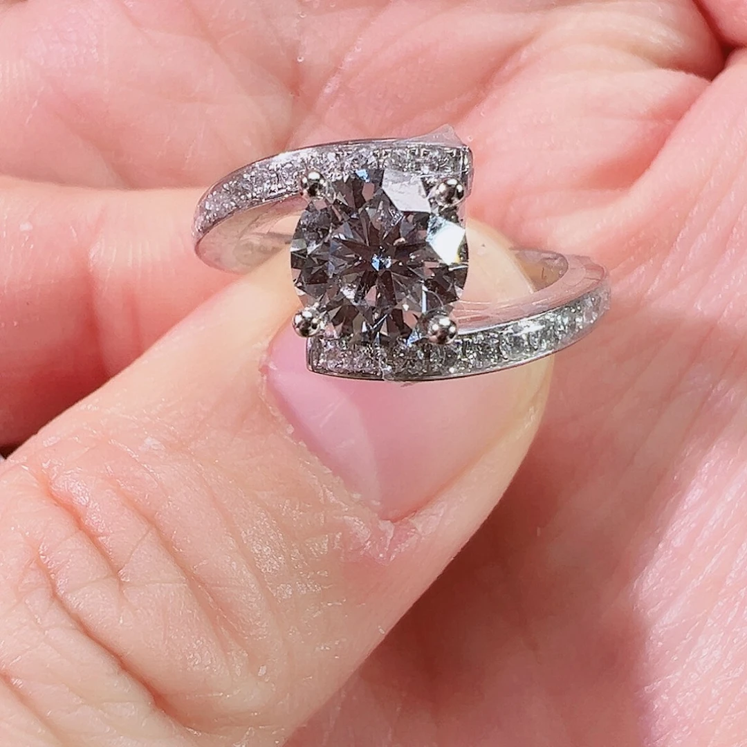 实验室培育钻石18K金镶嵌扭臂四爪13圈