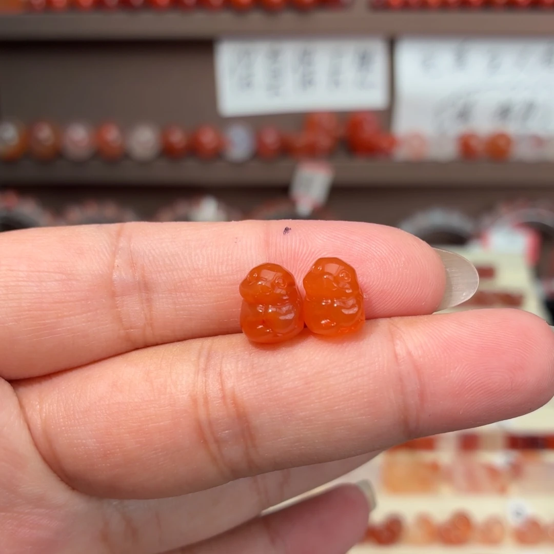 南红玛瑙未镶嵌川料爱心兔一对