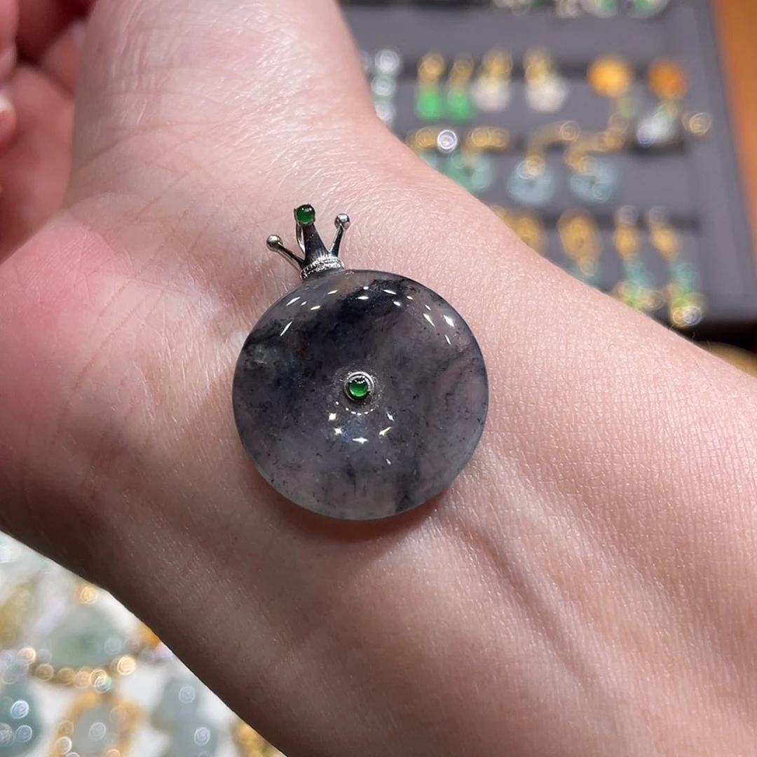 翡翠颈饰18K金镶嵌冰乌鸡平安扣