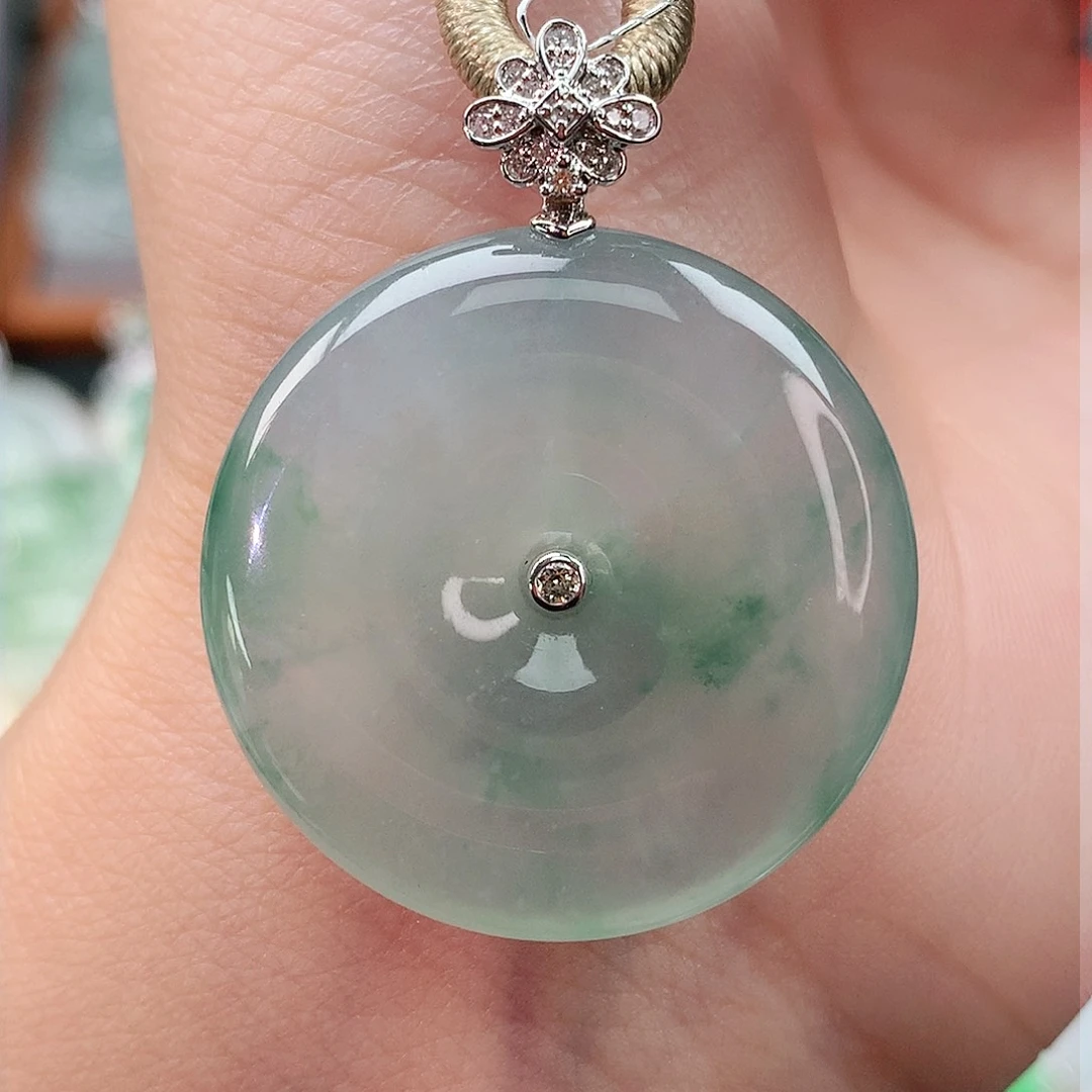 颈饰18K金镶嵌翡翠扣