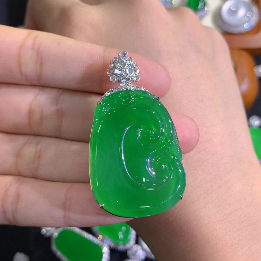 翡翠18K金镶嵌颈饰888888888