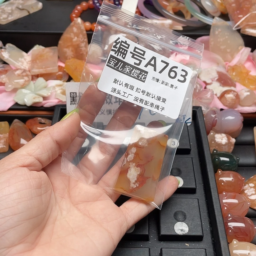 合金颈饰玛瑙/玉髓虾****?