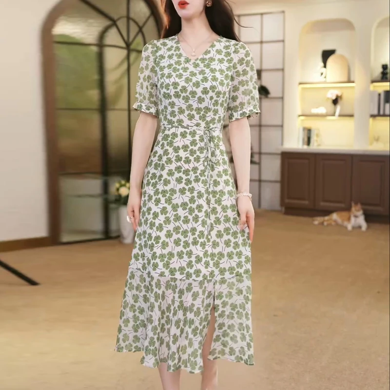 高级感女神范v领碎花连衣裙女2025夏季新款气质优雅高腰显瘦裙子