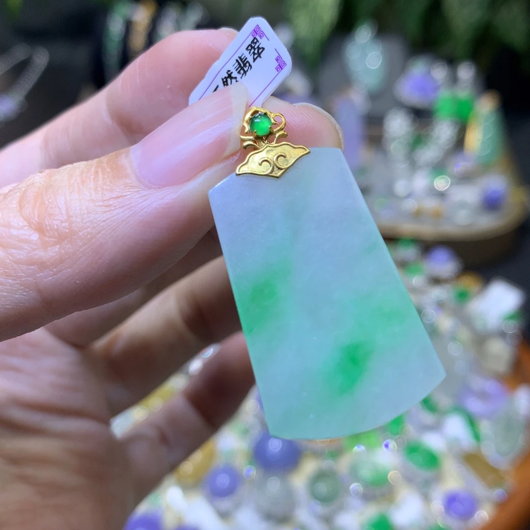 颈饰18K金镶嵌翡翠