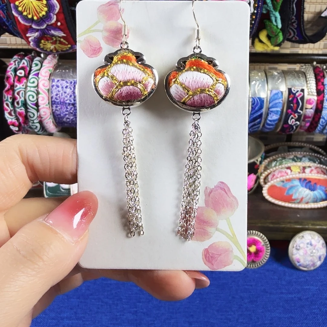 传承非遗刺绣饰品10