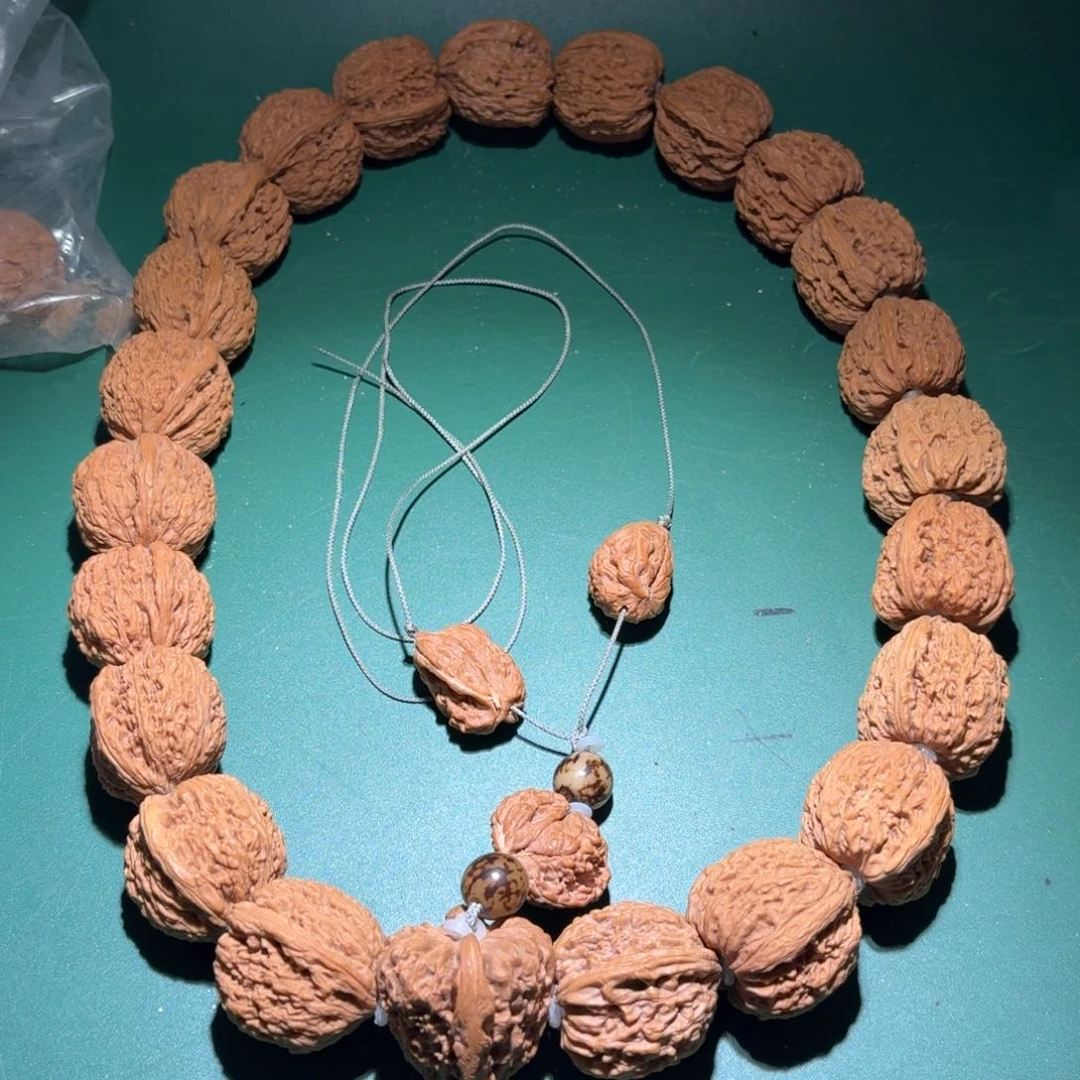 文玩核桃吊坠0002号手持南疆