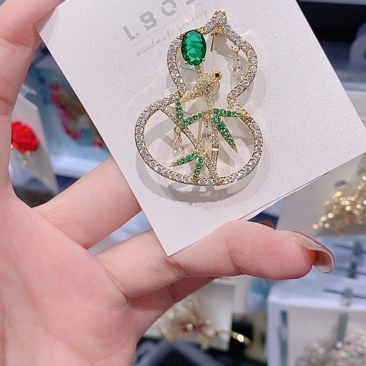 锆石铜合金葫芦胸针