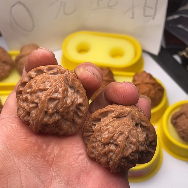 文玩核桃吊坠白狮子