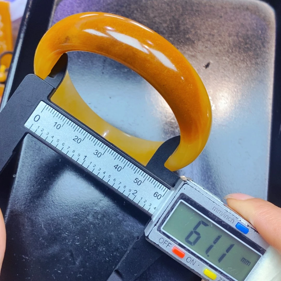 未镶嵌石英质玉（黄龙玉）颈饰
