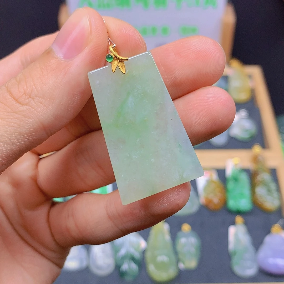 翡翠18K金镶嵌颈饰翡翠