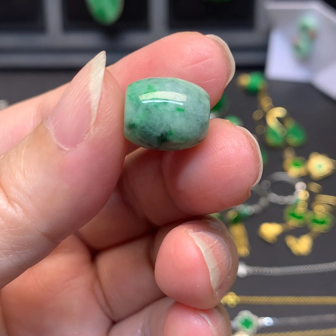 翡翠未镶嵌颈饰有纹裂