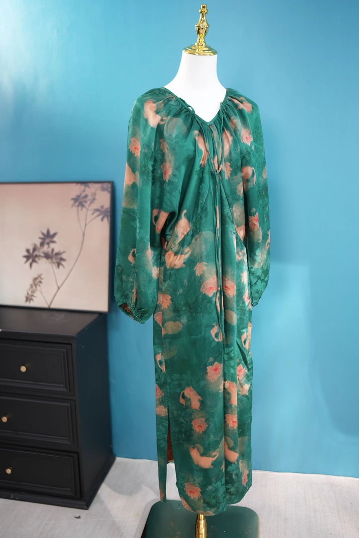 P075.小猫荷花袍子