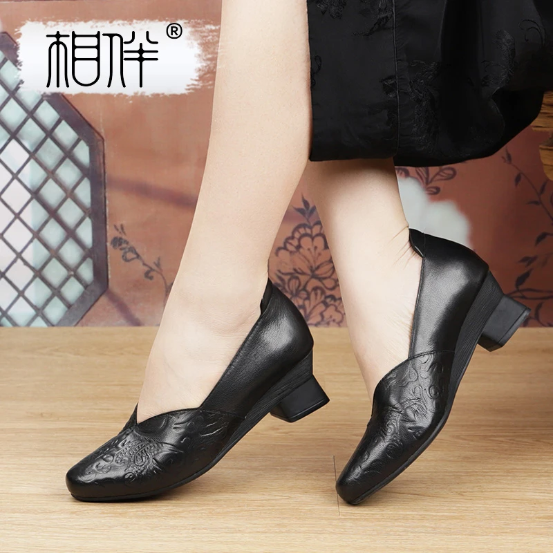 相伴复古手工真皮女士单鞋国风民族风中老年粗跟浅口妈妈鞋53040