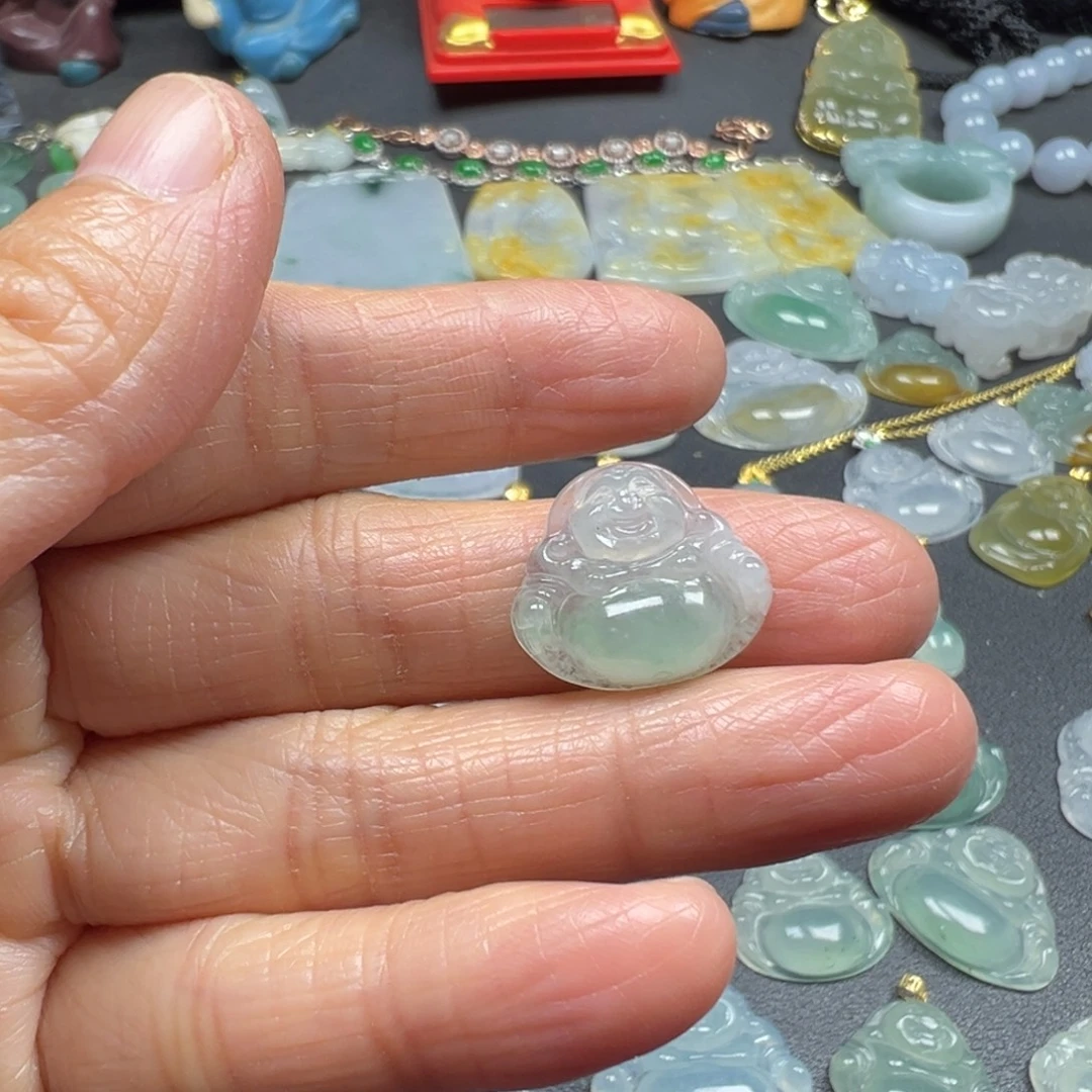 翡翠未镶嵌颈饰佛