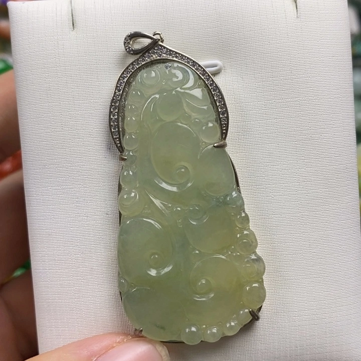 翡翠未镶嵌吊坠(赠链)
