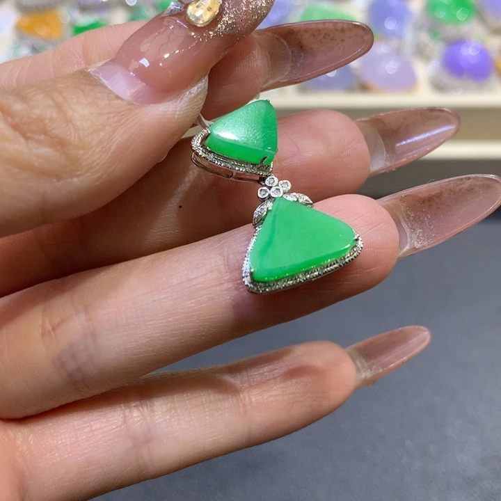 翡翠颈饰18K金镶嵌翡翠