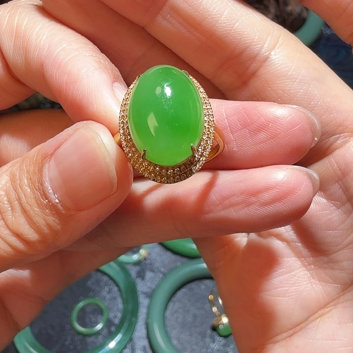 和田玉（碧玉）18K金镶嵌戒指乌兰海果绿