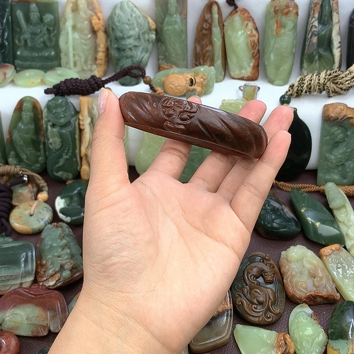 未镶嵌岫岩河磨玉（透闪石质玉）把件