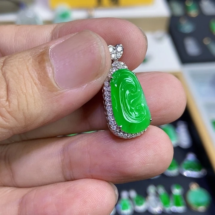 塔***堤翡翠18K金镶嵌颈饰