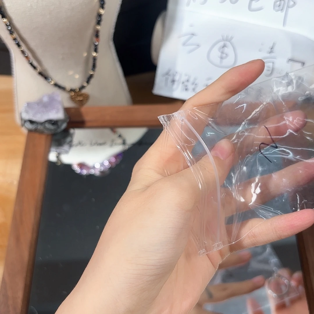 手链未镶嵌水晶。bab