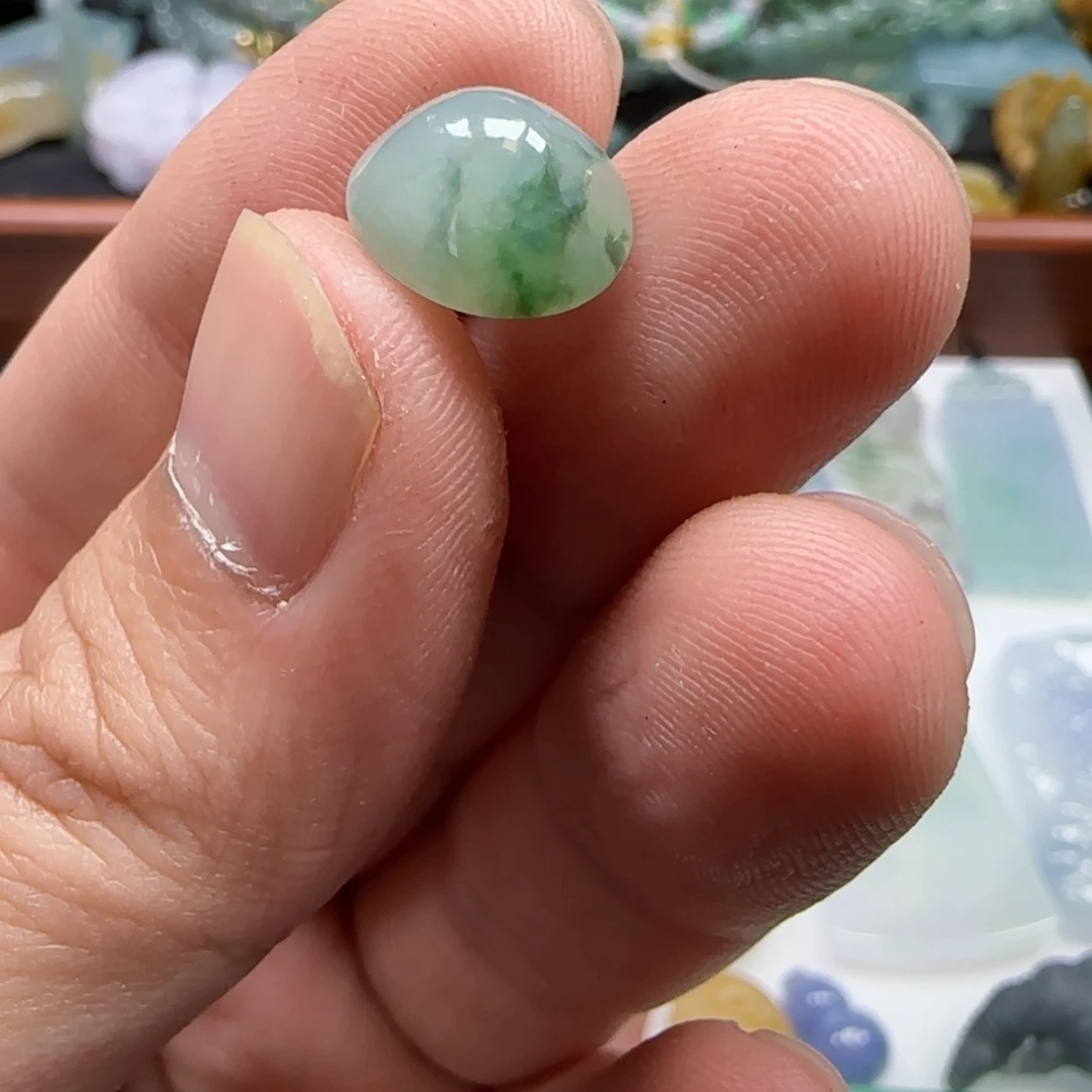 颈饰未镶嵌翡翠蛋面