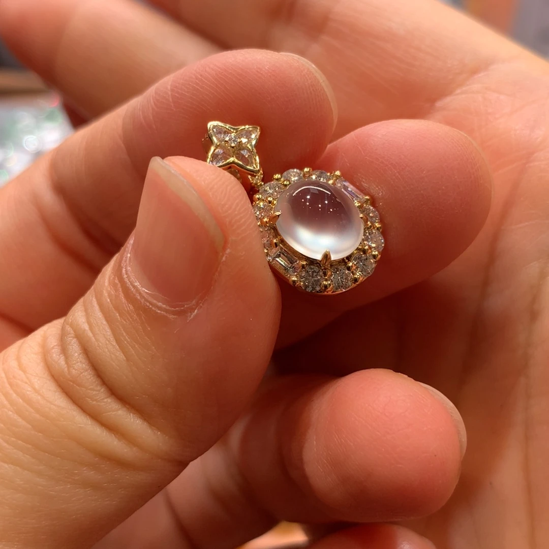 翡翠18K金镶嵌颈饰吊坠