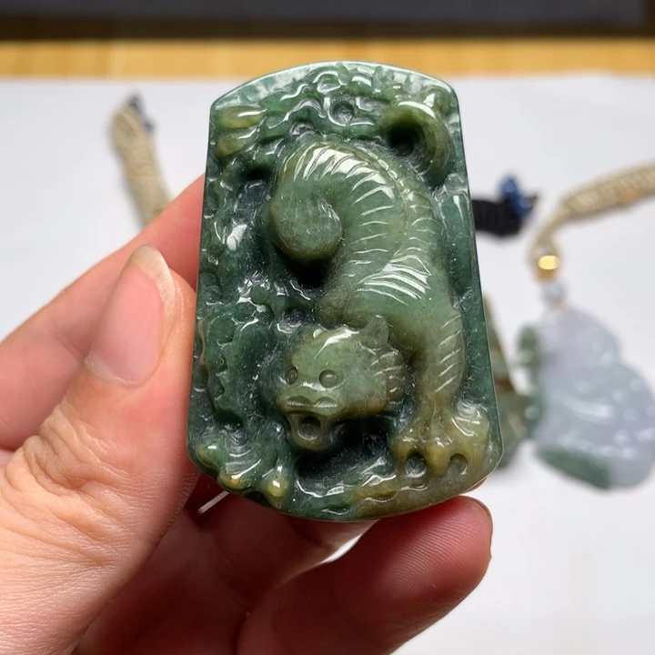 翡翠未镶嵌颈饰虎牌3