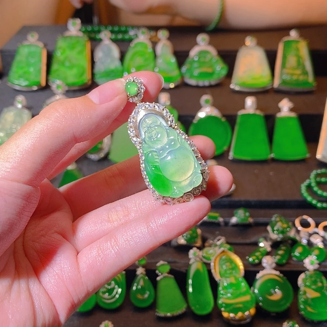 翡翠银S925镶嵌颈饰。