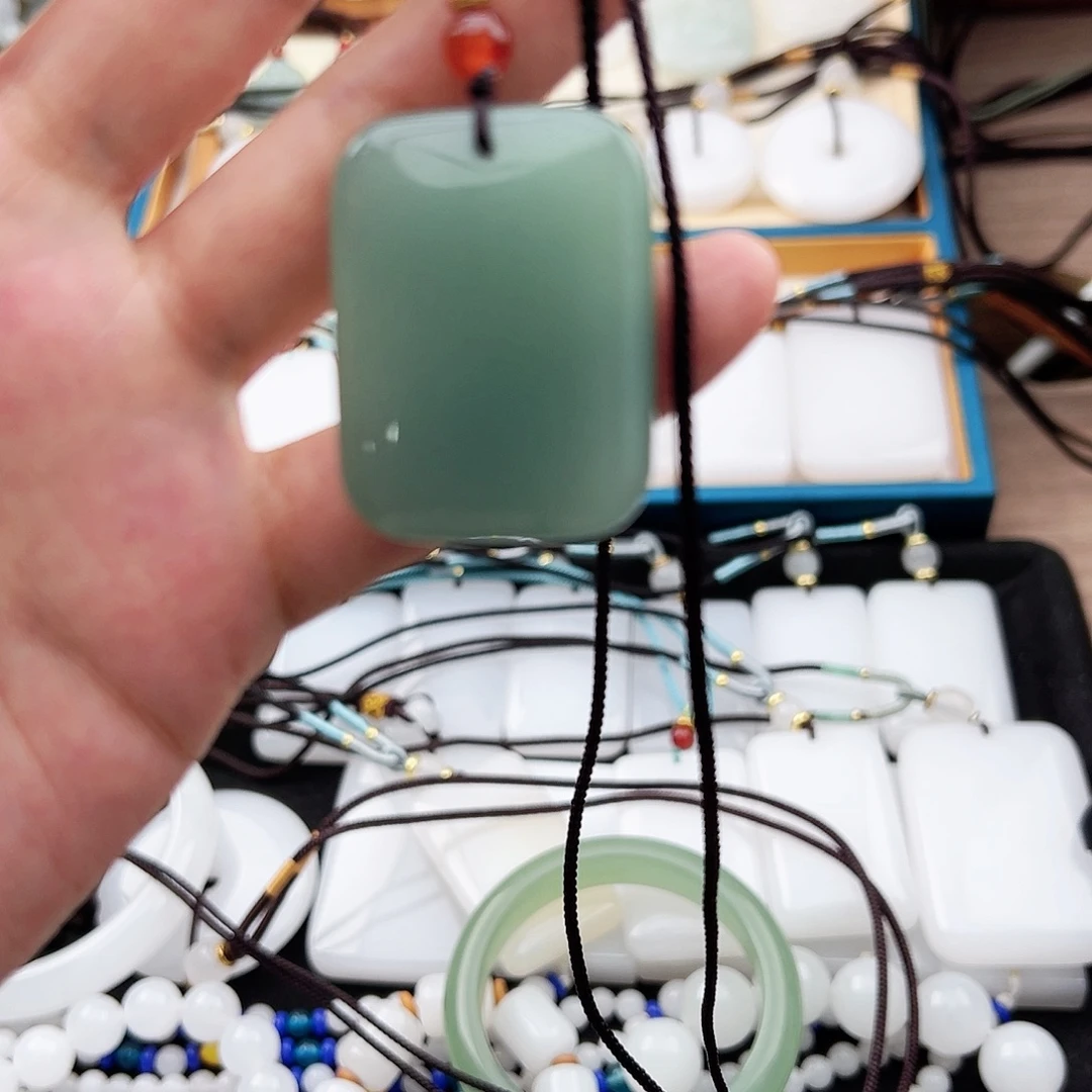 石英质玉（金丝玉）未镶嵌颈饰