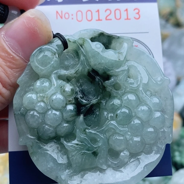 翡翠未镶嵌颈饰一