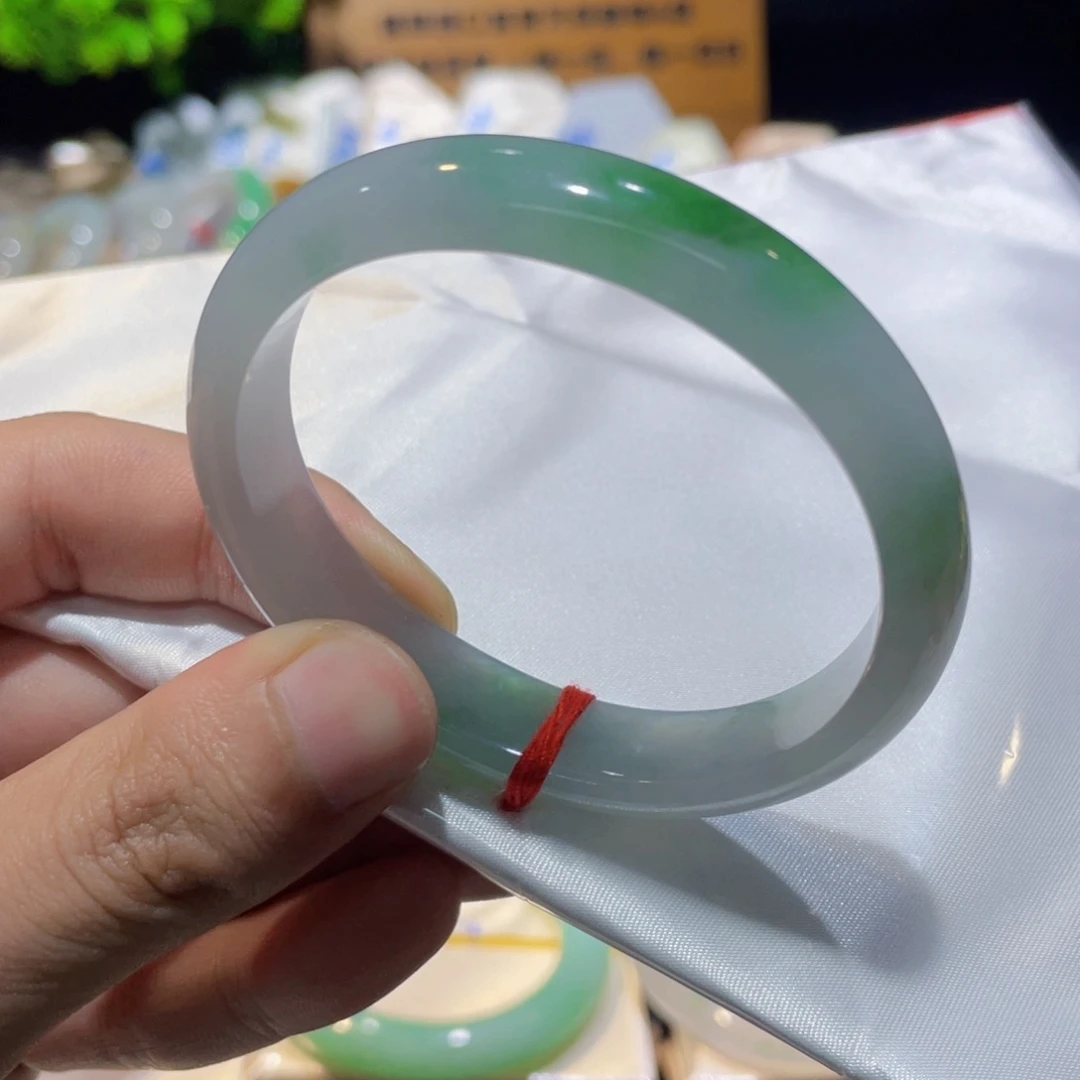翡翠手镯未镶嵌翡翠手镯