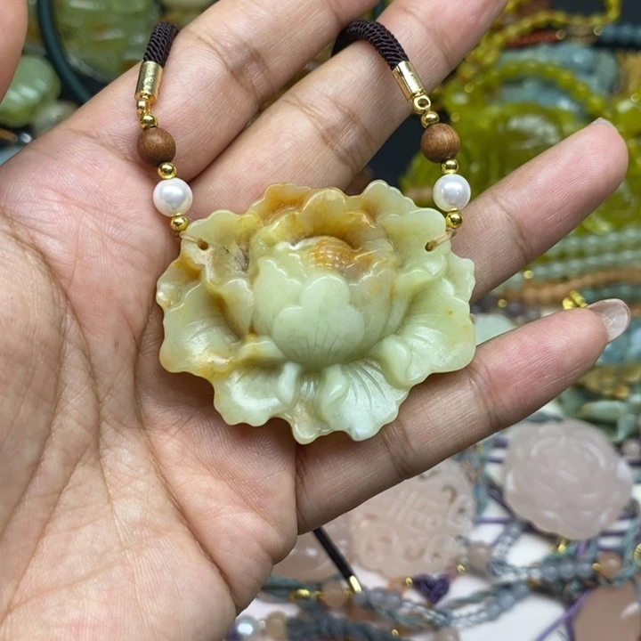 蛇纹石玉未镶嵌颈饰