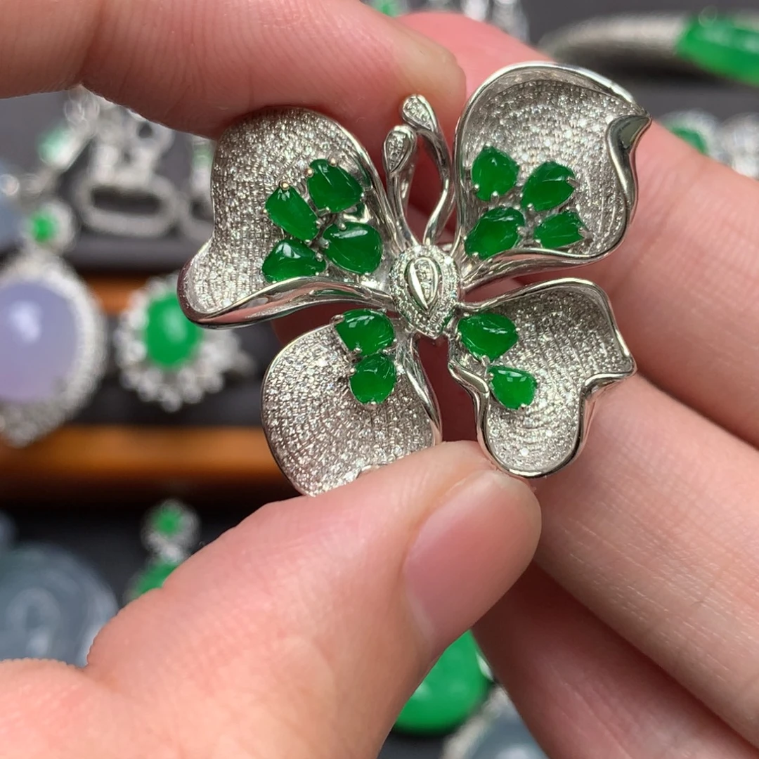 翡翠18K金镶嵌颈饰