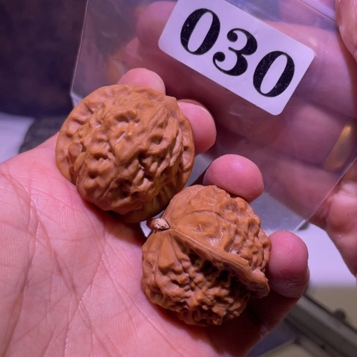 老***狼文玩核桃吊坠030瓷娃娃